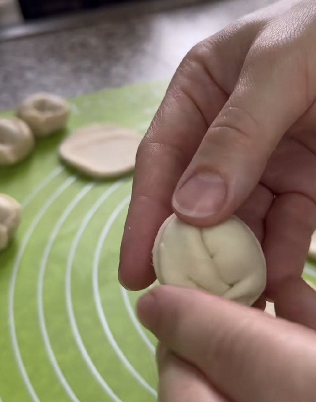 Ось як зліпити пельмені вдвічі швидше, ніж зазвичай: простий лайфхак